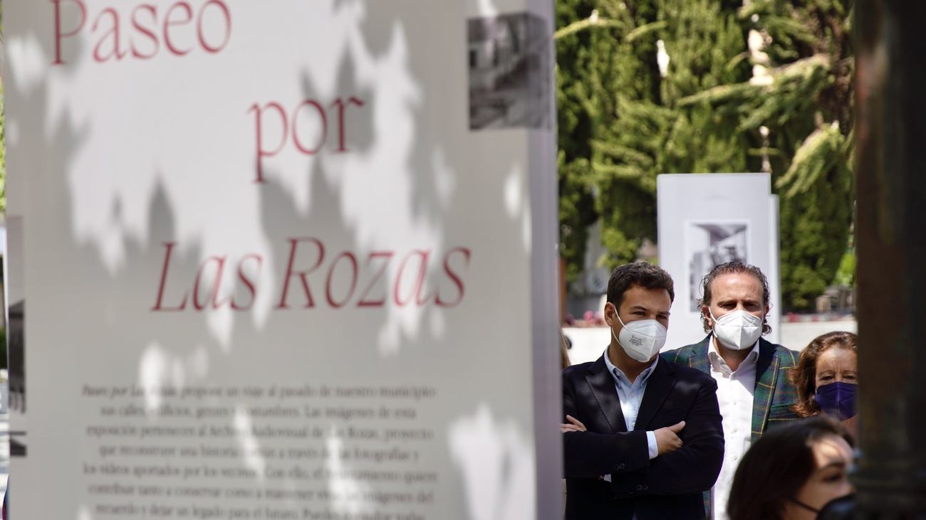 La Plaza de España de Las Rozas acoge una exposición  con fotografías del pasado de las calles del municipio