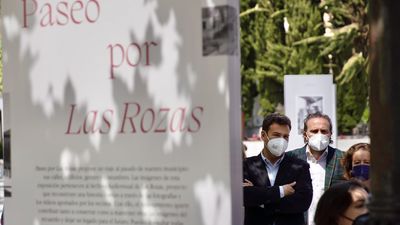 La Plaza de España de Las Rozas acoge una exposición  con fotografías del pasado de las calles del municipio