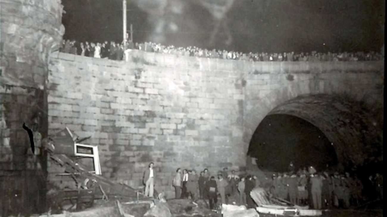 Restos del tranvía accidentado junto al Puente de Toledo