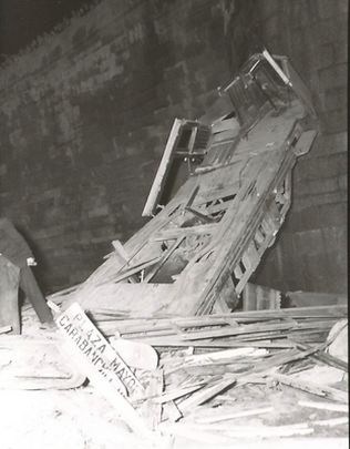 Restos del tranvía entre los que se puede ver la plataforma y el cartel de la línea / SANTOS YUBERO/ARCHIVO DE LA COMUNIDAD