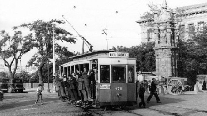 Un tranvía como el siniestrado, abarrotado de viajeros / SANTOS YUBERO/ARCHIVO DE LA COMUNIDAD