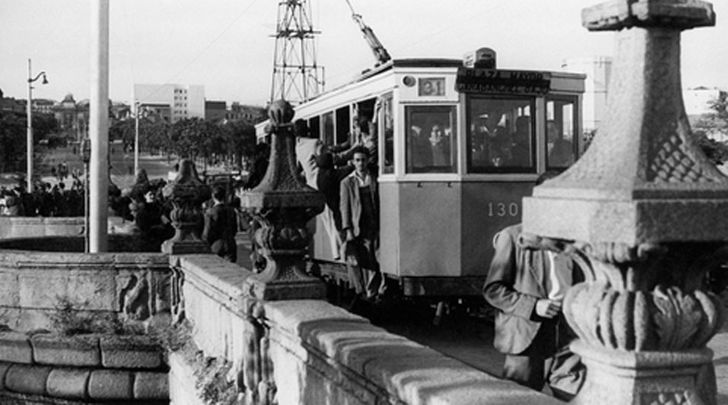 Otra imagen del paso de un tranvía de la línea 31 por el Puente de Toledo / URECH