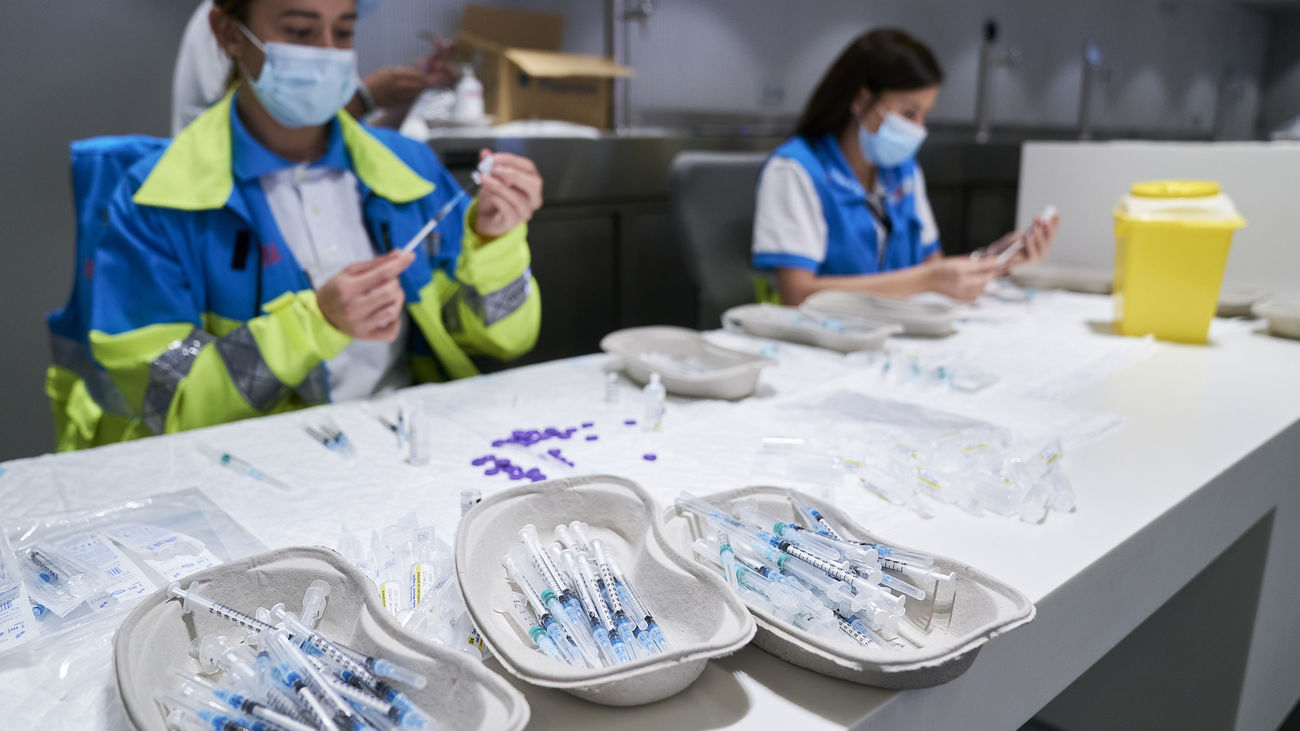 Varios sanitarios preparan las vacunas de la dosis de Pfizer en el Wanda Metropolitano