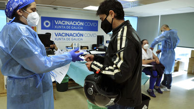 Madrid y Galicia siguen apostando por poner AstraZeneca a los vacunados con la primera dosis