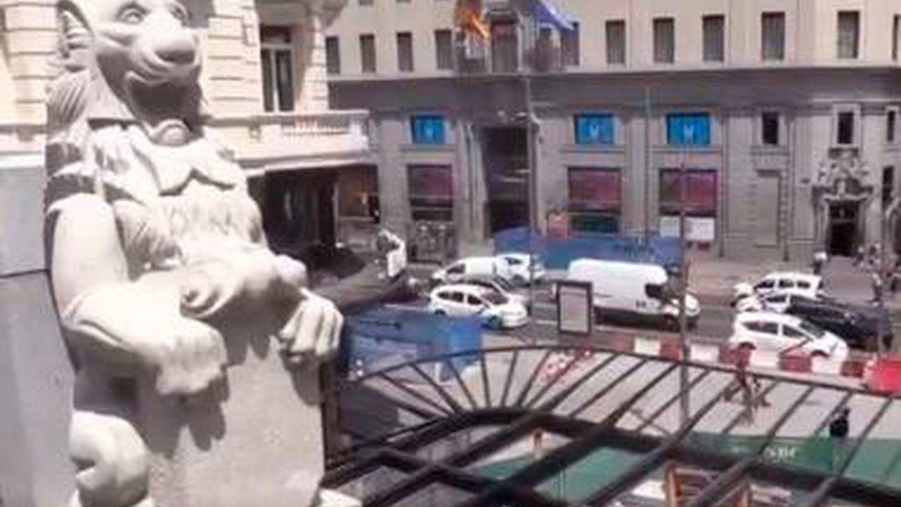 Dos leones de granito coronan el templete de la estación de Gran Vía