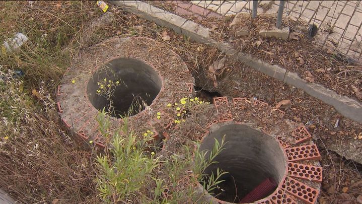 En la parcela, que no está vallada,  hay pozos de alcantarillado sin tapar / Telemadrid