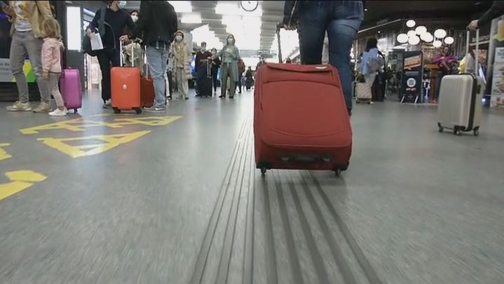 Tránsito de maletas en la estación de Atocha / Telemadrid