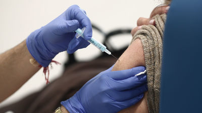 Vacunados con AstraZeneca en el limbo burocrático de no tener la pauta completa