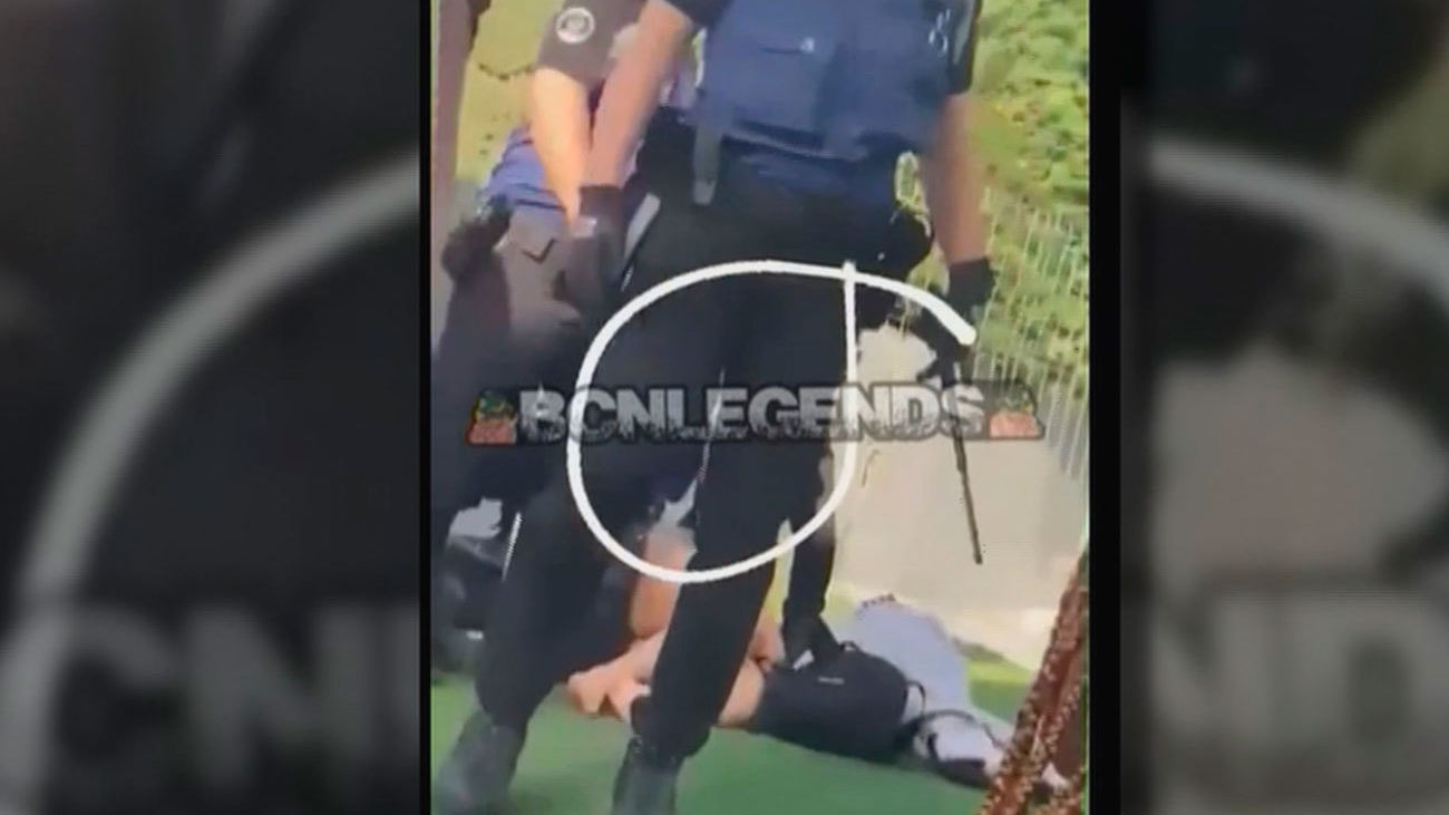 Agentes de la Policía Municipal en la piscina de Moratalaz