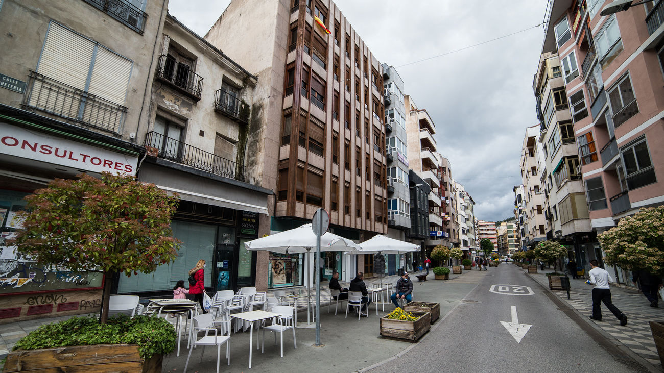 Gente paseando por una de las calles de Cuenca