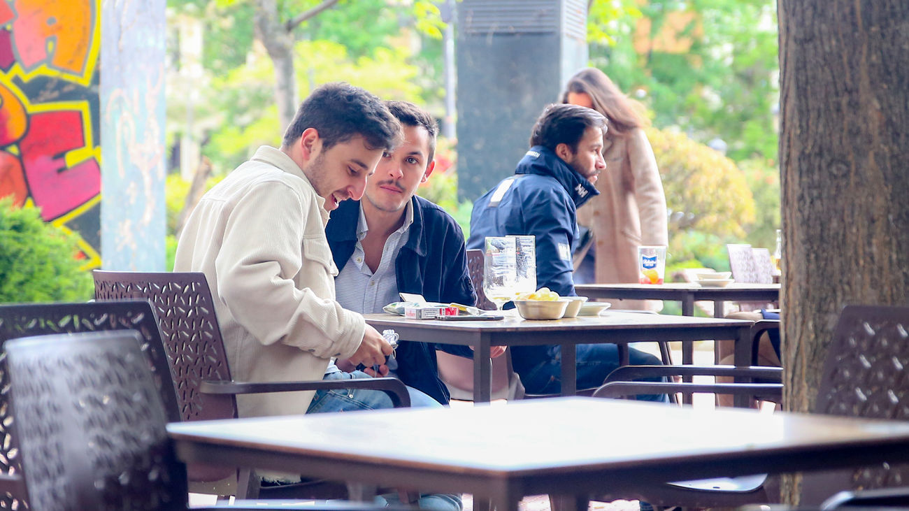 Jóvenes en una terraza de Madrid
