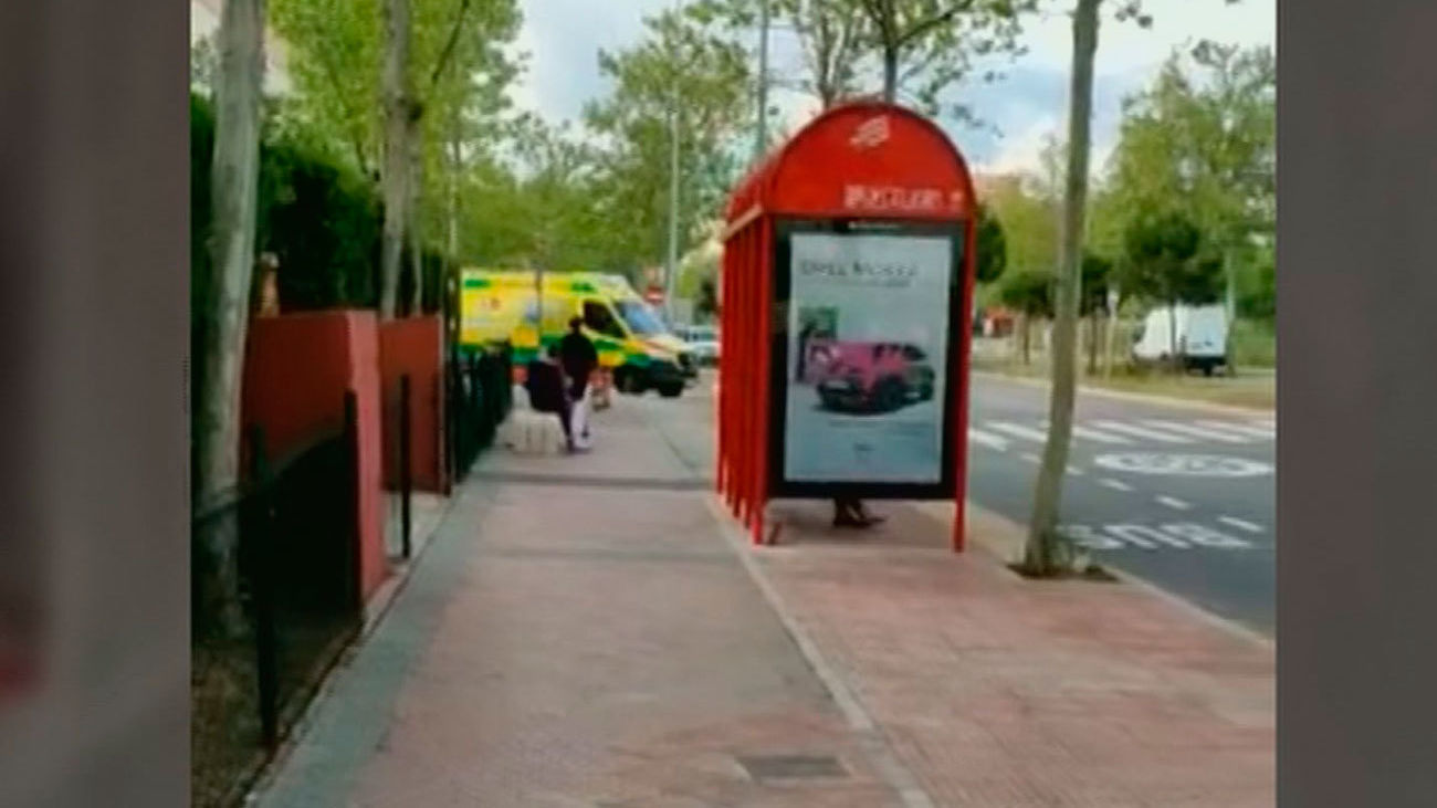 Queja vecinal por una parada de autobús a las puertas de sus casas en Alcalá de Henares