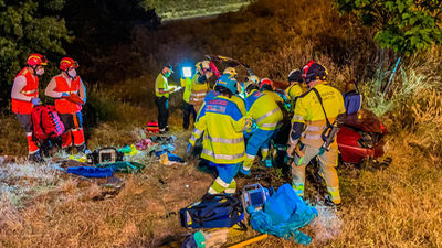 Cinco heridos tras la caída de un turismo por un terraplén en el enlace de la M-40 con A-5
