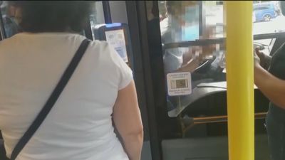Bronca en un autobús de la EMT en Entrevías por el uso de la mascarilla