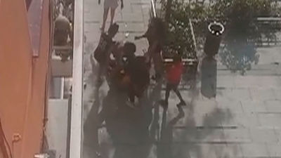 Nueva pelea multitudinaria a plena luz del día en la Plaza de las Escuelas de Alcorcón