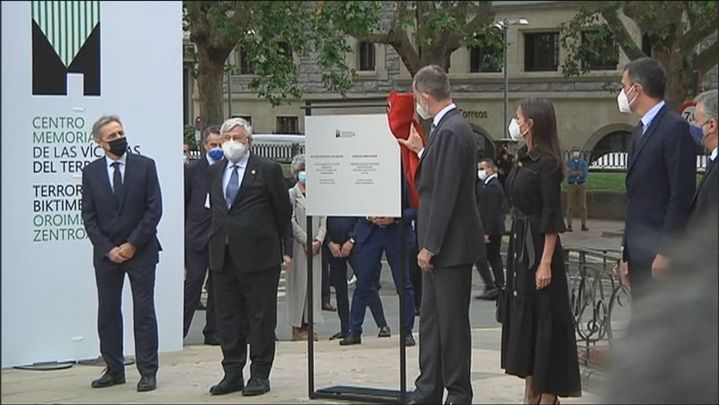 Los Reyes inauguran el Memorial de las Víctimas del Terrorismo de Vitoria / TELEMADRID