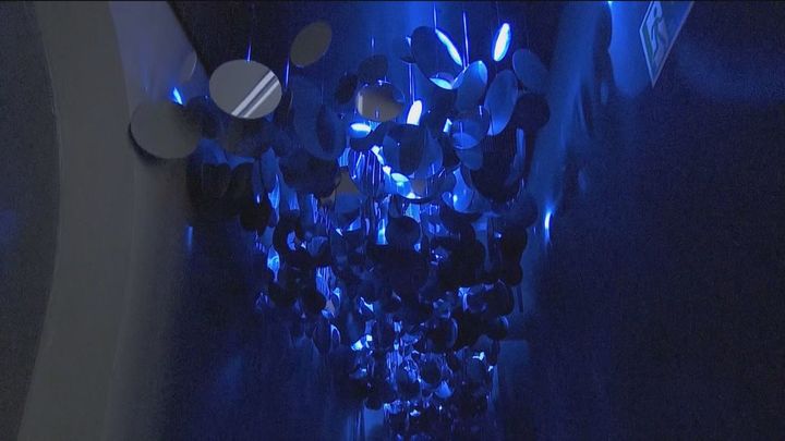 1.453 cuelgan del techo en recuero de los asesinados / TELEMADRID