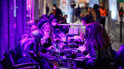 Las normas de Sanidad para la 'nueva normalidad': Discotecas hasta las 3, reabren las barras y prohibición de fumar en la calle