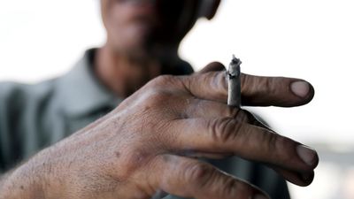 Sanidad propone ocio nocturno hasta las 2.00 H según la incidencia y prohibir fumar en la calle si no hay distancias