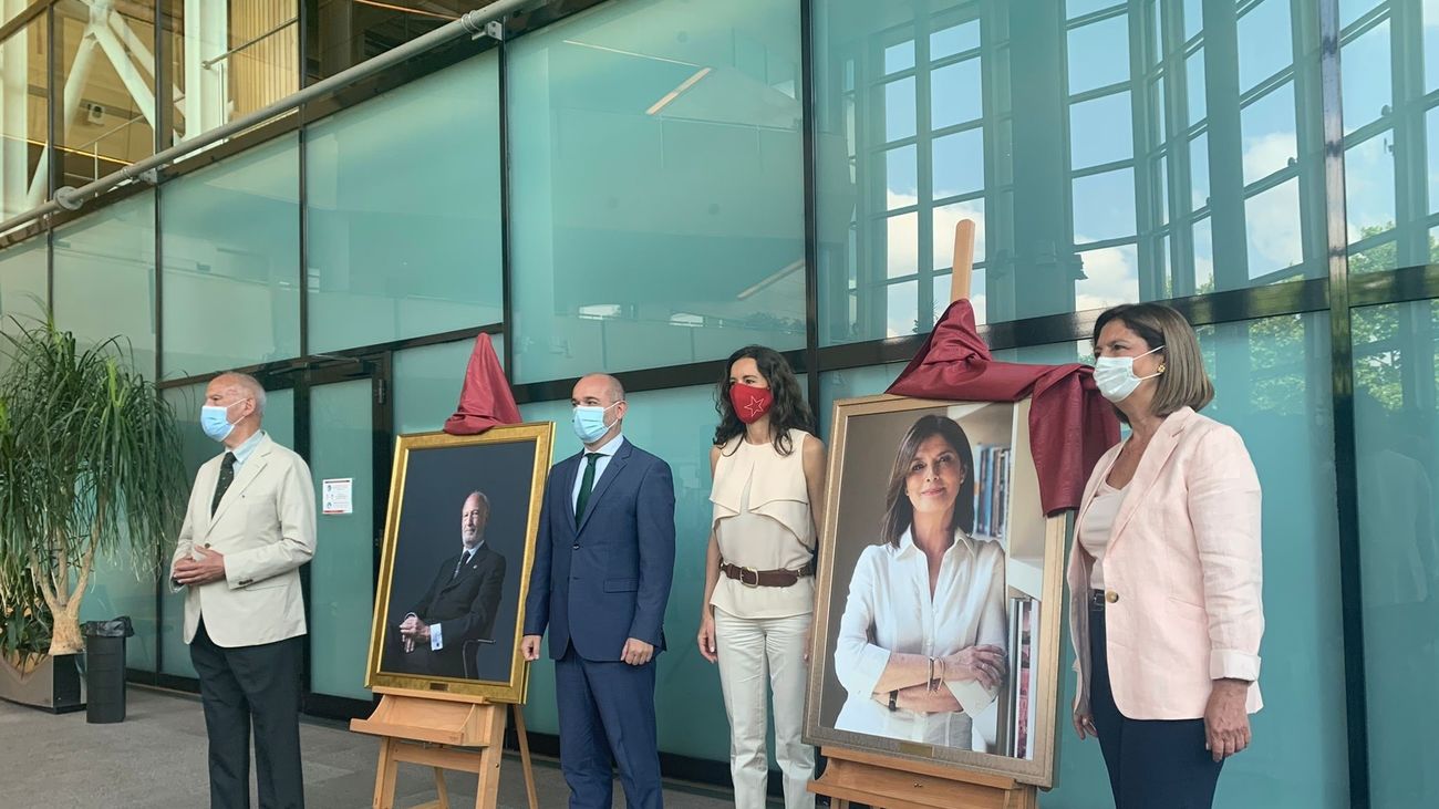 La Asamblea de Madrid ya luce dos retratos nuevos de expresidentes, de unos 3.000 euros cada uno