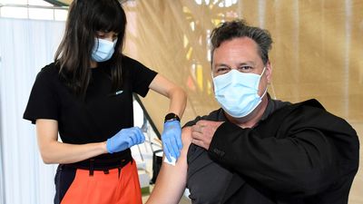 Vacunas Pfizer y Moderna no causan infertilidad masculina, según un estudio