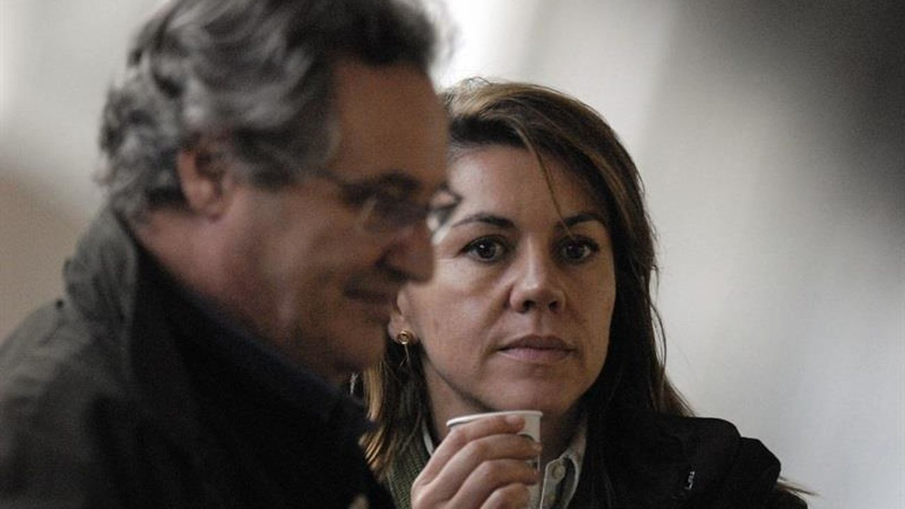 El juez imputa a Cospedal y a su marido por el espionaje a Bárcenas