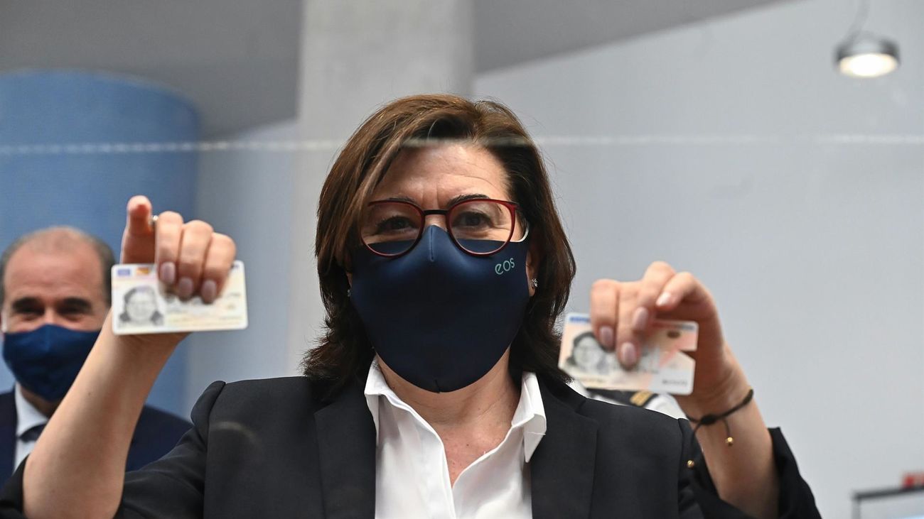 La actriz María Luisa Martín recibe en Móstoles el primer DNI europeo expedido en España