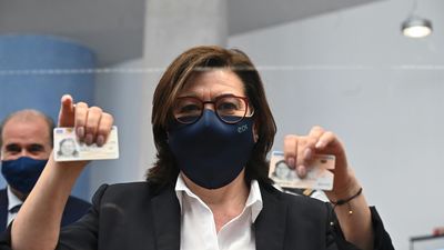 La actriz María Luisa Martín recibe en Móstoles el primer DNI europeo expedido en España