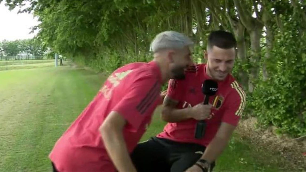 Carrasco asalta una entrevista a Hazard al grito de "campeones"