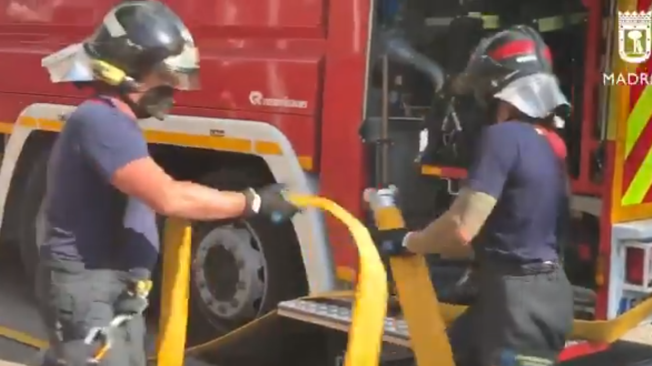 Bomberos del Ayuntamiento de Madrid en los trabajos para sofocar un incendio