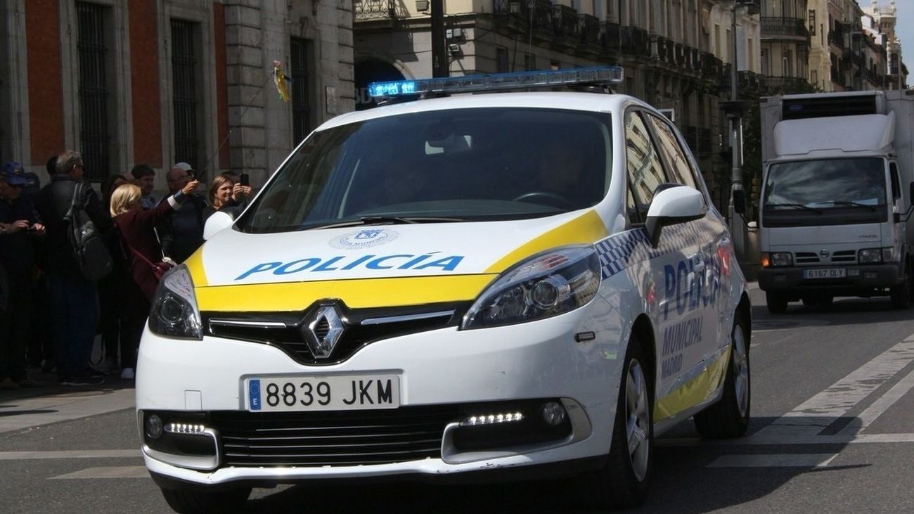 La Policía denuncia al dueño de un perro abandonado y cubierto de chatarra en Usera