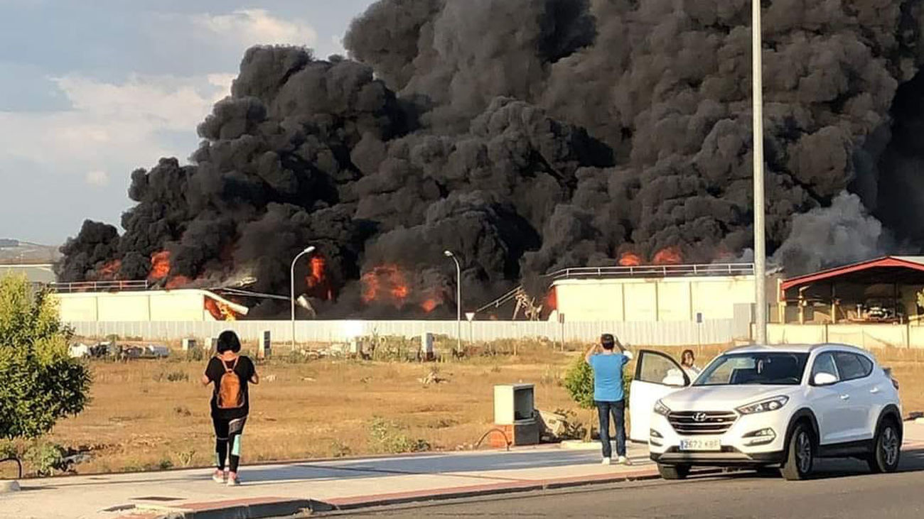 Controlado el incendio de una nave en Yuncos (Toledo), cuya columna de humo era visible en el sur de Madrid