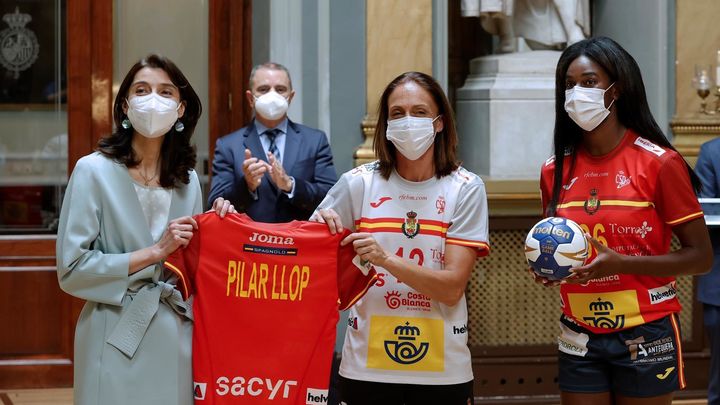 Representantes de la selección española de balonmano, en el Senado / EFE