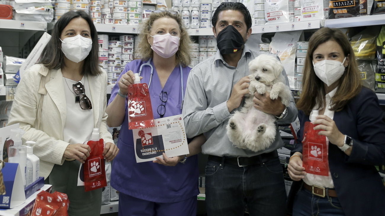 14.000 botellas en San Sebastián de los Reyes para limpiar los orines de los perros