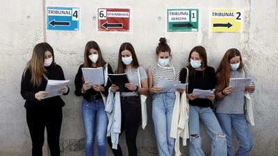 Los estudiantes madrileños que se presentan a la EVAU hincan los codos hasta el final