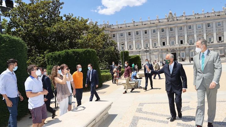 Felipe VI y Rabelo de Sousa saludan a la gente durante su paseo / EFE