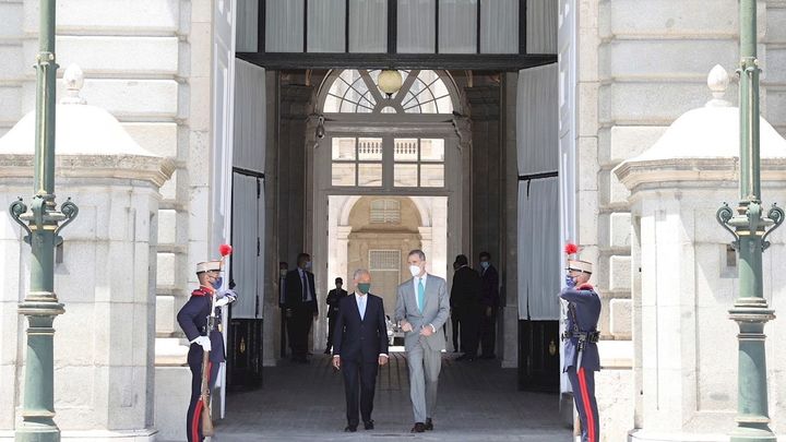 El rey y el presidente portugués salen por la puerta del Palacio de Oriente / EFE