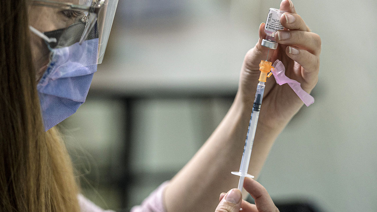 Un enfermera prepara una vacuna contra el coronavirus