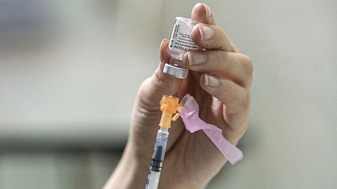 Un enfermera prepara una vacuna contra el coronavirus