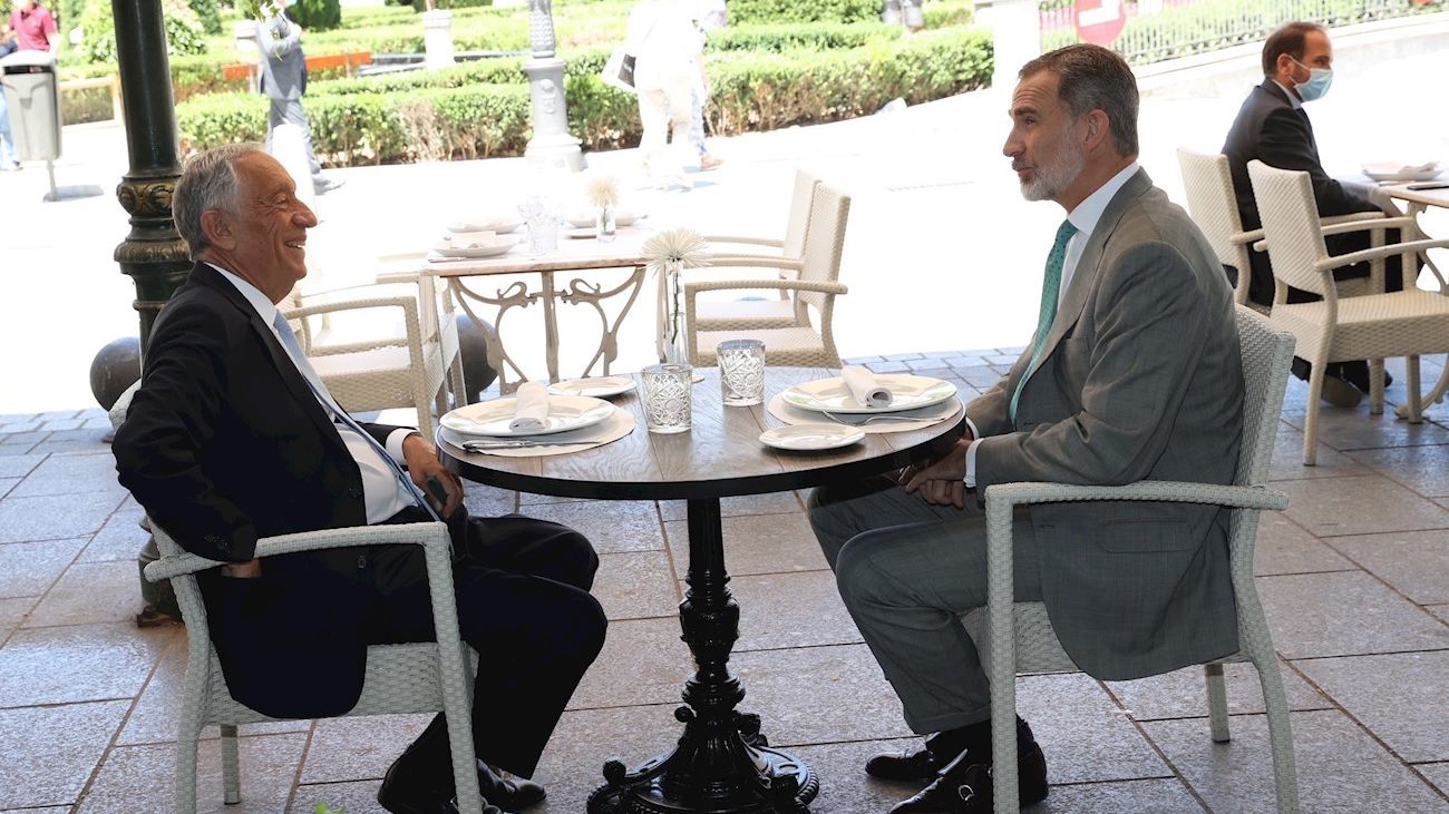 El rey y el presidente de Portugal comparten mesa en una terraza de la Plaza de Oriente