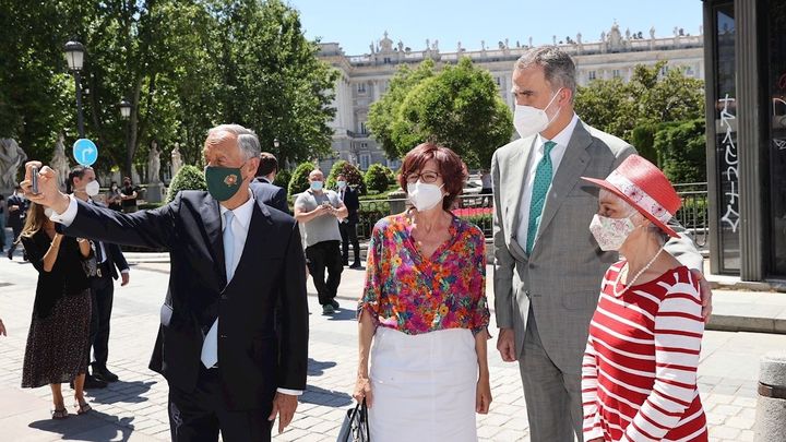 El presidente Rabelo de Sousa hace un selfie junto al rey y dos mujeres / EFE