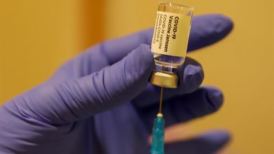 España, "atenta y vigilante" por si hay trombos con Janssen