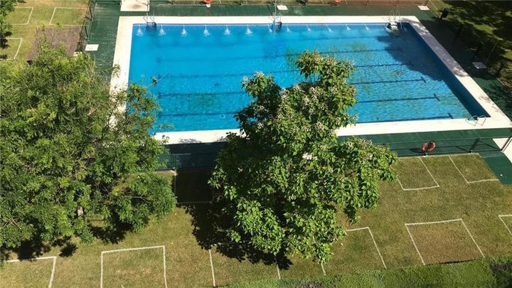 Piscina comunitaria dividida en parcelas / Telemadrid