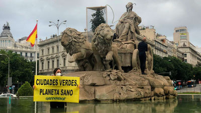 Detenidos 10 activistas de Greenpeace por subirse a Cibeles