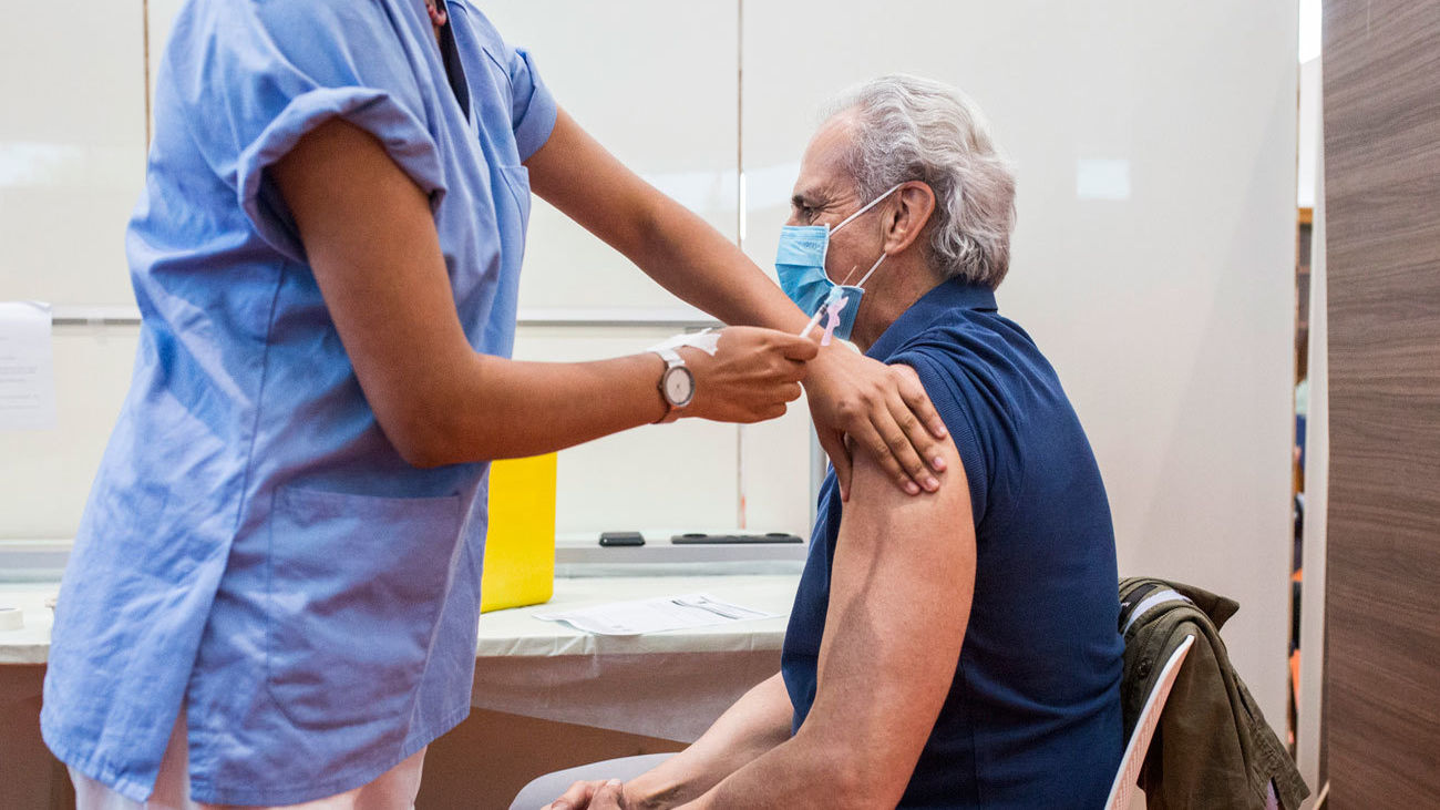 Ruiz Escudero recibe primera dosis de la vacuna de Moderna