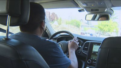 En taxi, de pueblo en pueblo, por cuatro euros en la sierra norte madrileña