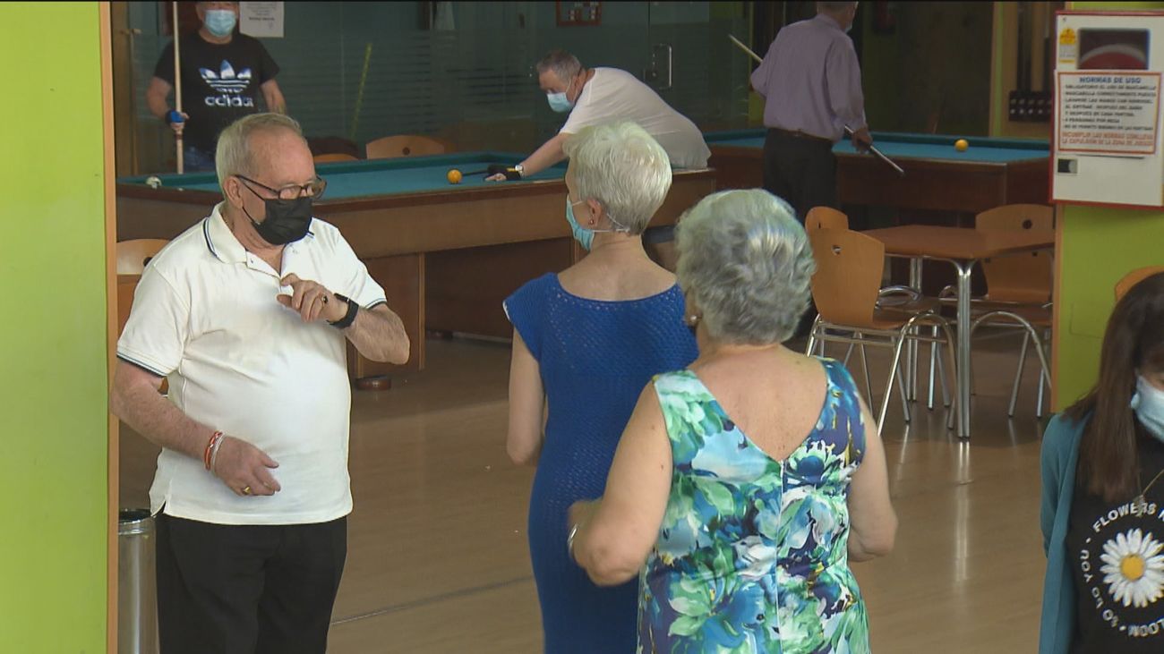 Primer baile en el centro de mayores de Fuenlabrada