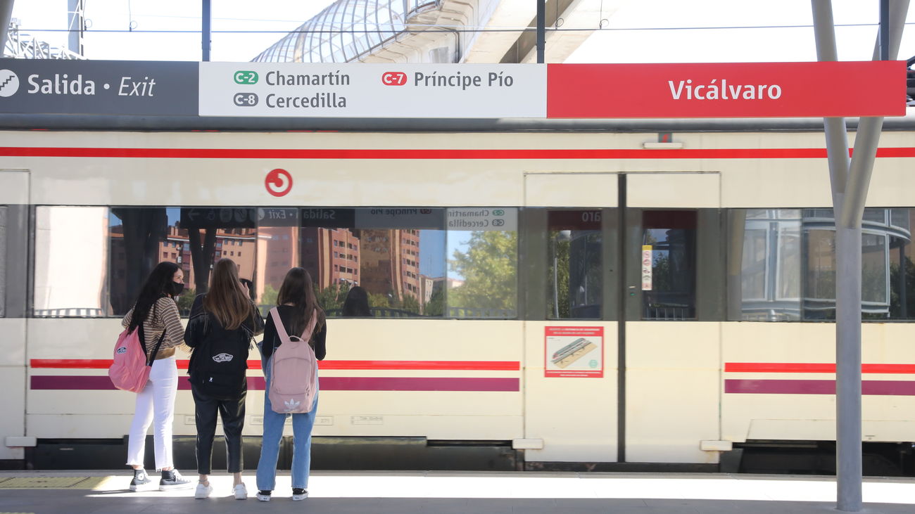 Jóvenes esperando el Cercanías
