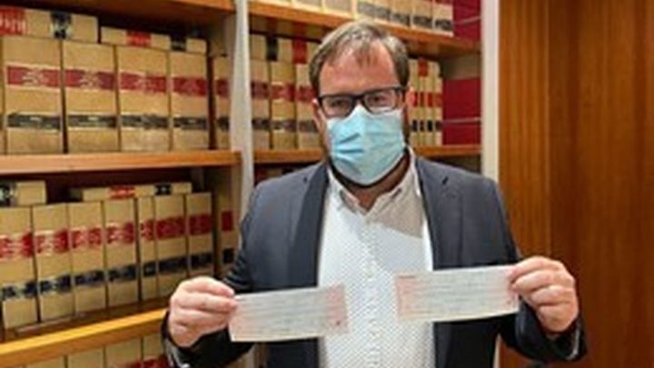 El alcalde de Paracuellos, Jorge Alberto Campos, con el cheque entregado por Mercadona / AYUNTAMIENTO DE PARACUELLOS DEL JARAMA