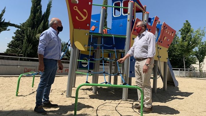 El alcalde (i) y el concejal de Obras supervisan uno de los juegos infantiles renovados / AYTO MORATA DE TAJUÑA